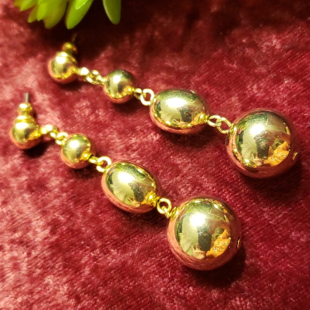 Vtg Shiny Graduated Golden Metal Bead Earrings - Picture 2 of 8